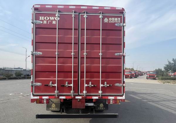 豪沃牌ZZ5077CCYG3815F174倉(cāng)柵式運(yùn)輸車公告圖片