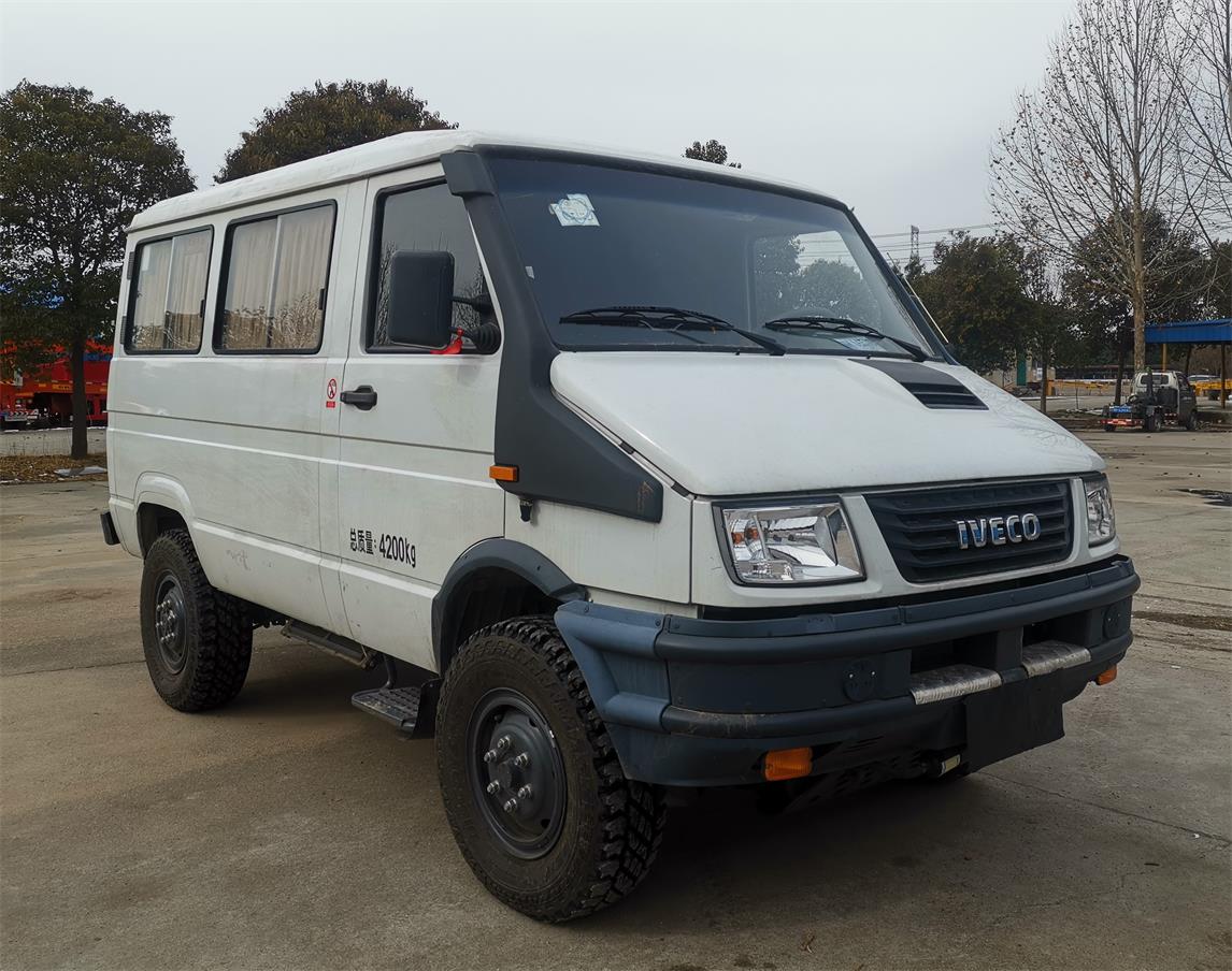 CYT5040XSW 亿拖牌商务车图片