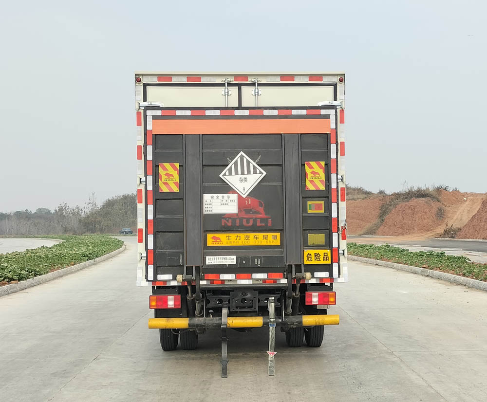 百捷牌QYY5040XZWZZ6雜項危險物品廂式運輸車公告圖片