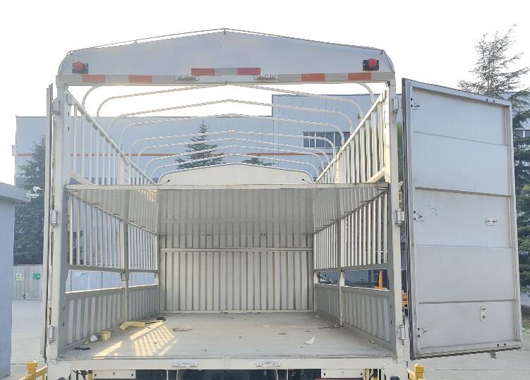 福田牌BJ5046CCY9JBA-56倉柵式運輸車公告圖片