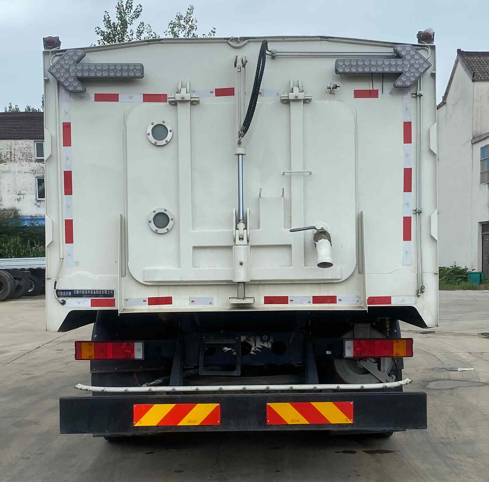 傳旗重科牌CQH5180TXS6DF洗掃車公告圖片