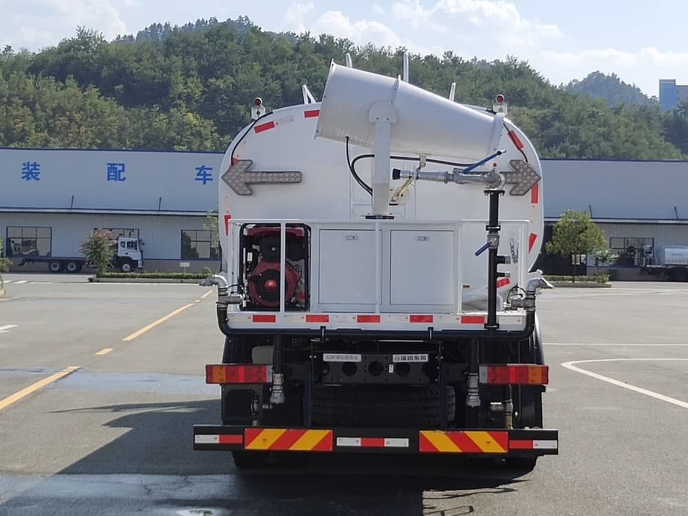 東風(fēng)牌EQ5310GPSSDF6綠化噴灑車公告圖片