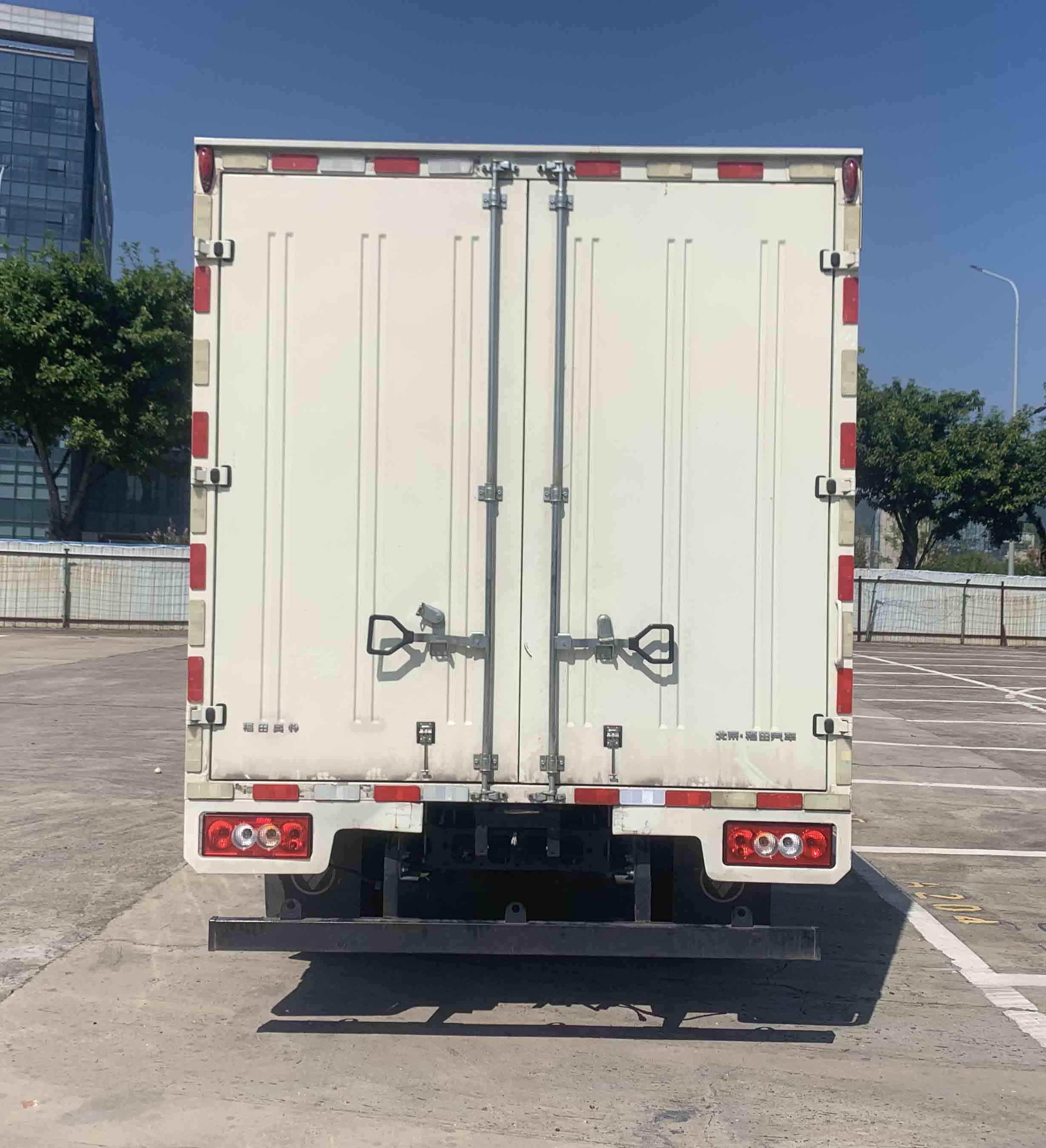 福田牌BJ5048XXY8JEA-AB9廂式運(yùn)輸車公告圖片