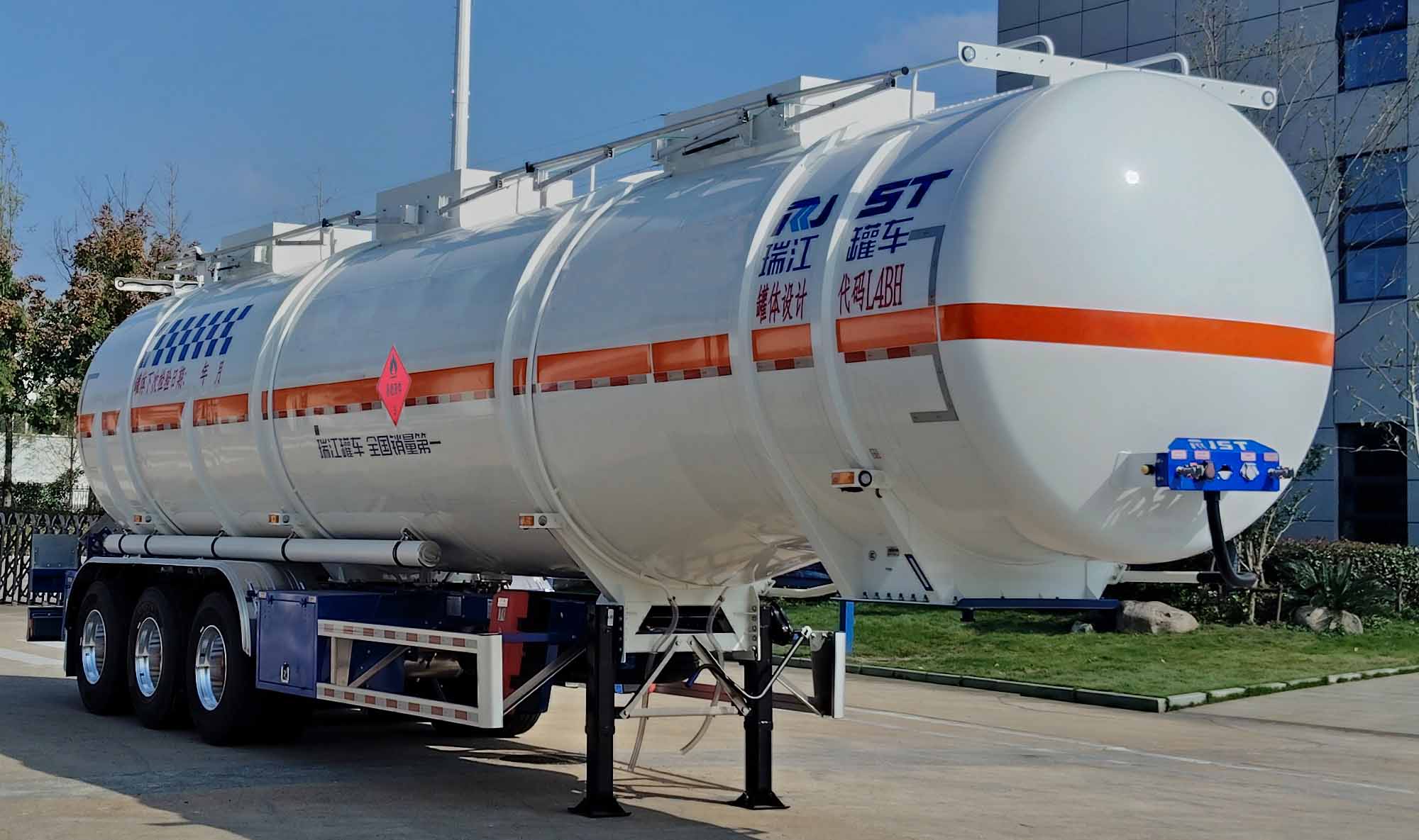 瑞江牌12.9米33.3吨3轴易燃液体罐式运输半挂车(WL9404GRYDY49A)