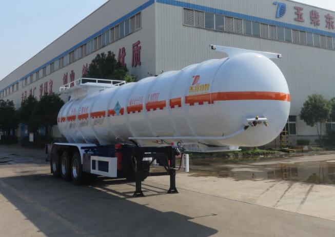 特运牌12.1米32.4吨3轴易燃液体罐式运输半挂车(DTA9400GRYB)