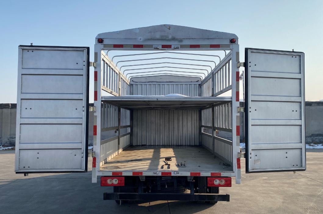 福田牌BJ5045CCY-FM9倉(cāng)柵式運(yùn)輸車(chē)公告圖片