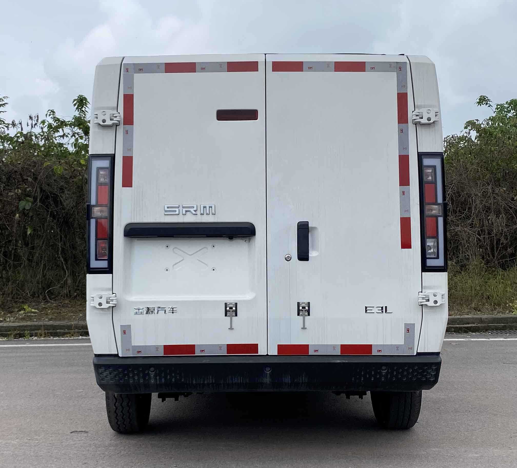 鑫源牌JKC5038XXYA0X4BEV純電動廂式運(yùn)輸車公告圖片