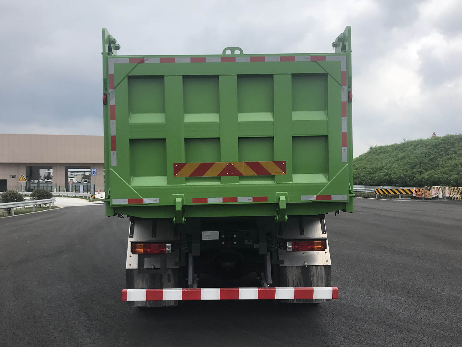 SX3317MF506XBEV3 陕汽牌585马力前四后八纯电动8.2米纯电动自卸汽车图片