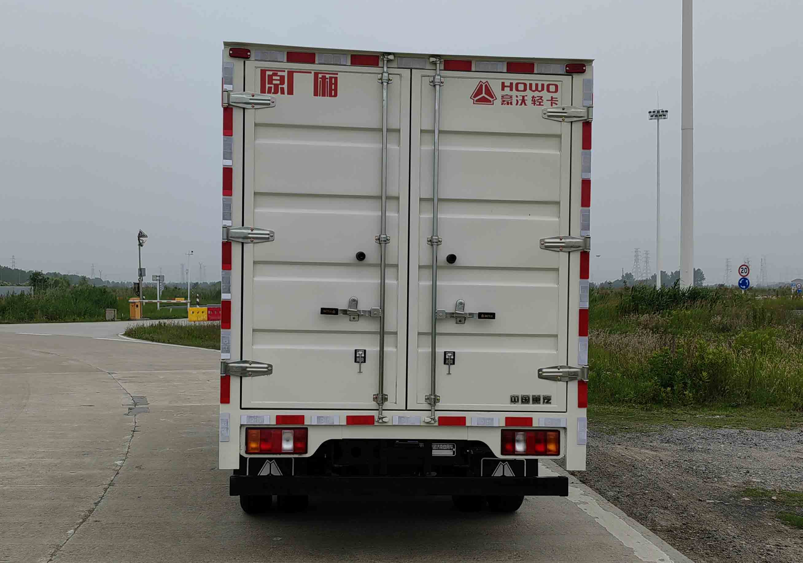 豪沃牌ZZ5047XXYF3313Z145BEV63纯电动厢式运输车公告图片