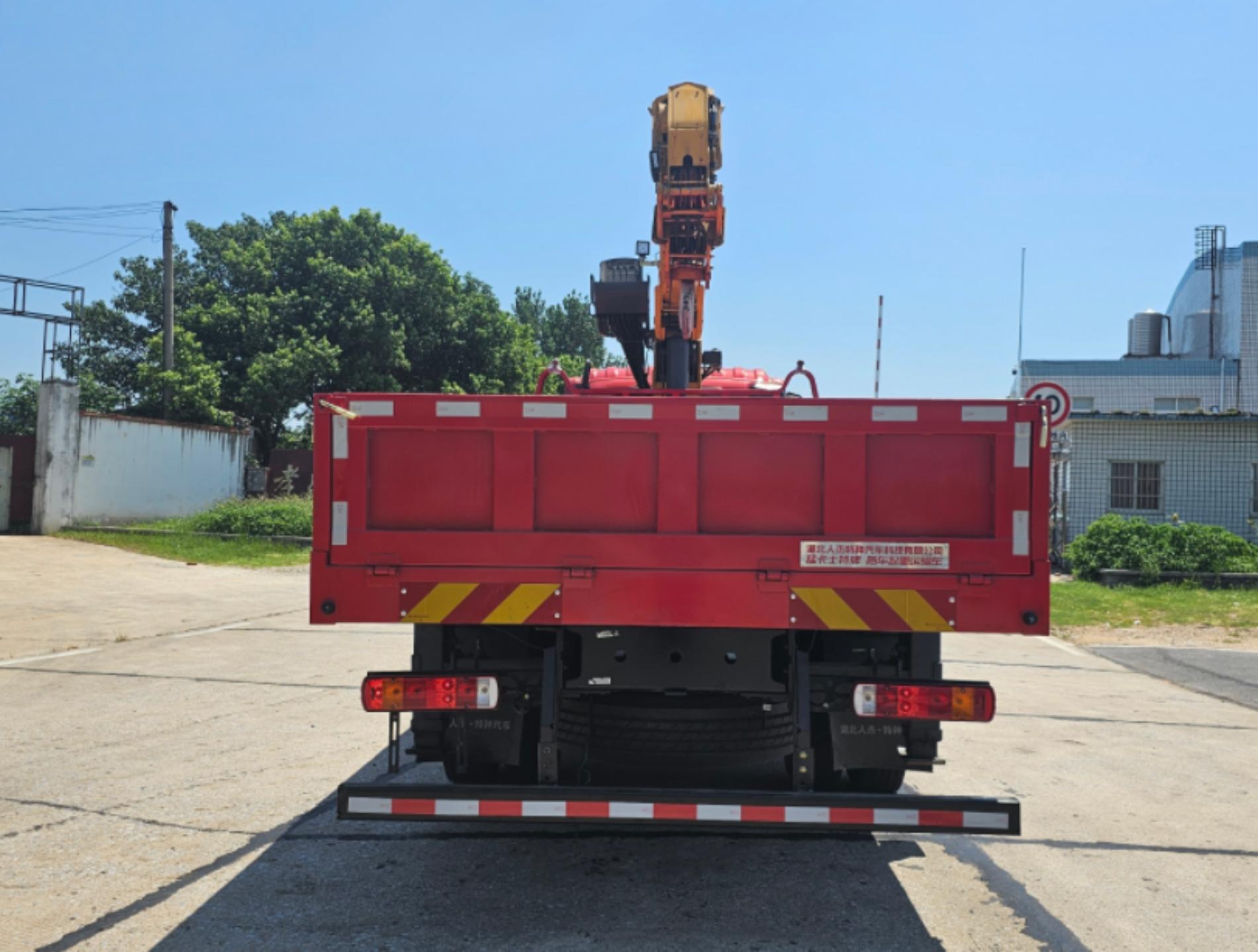 猛卡士特牌XCL5181JSQB6隨車(chē)起重運(yùn)輸車(chē)公告圖片