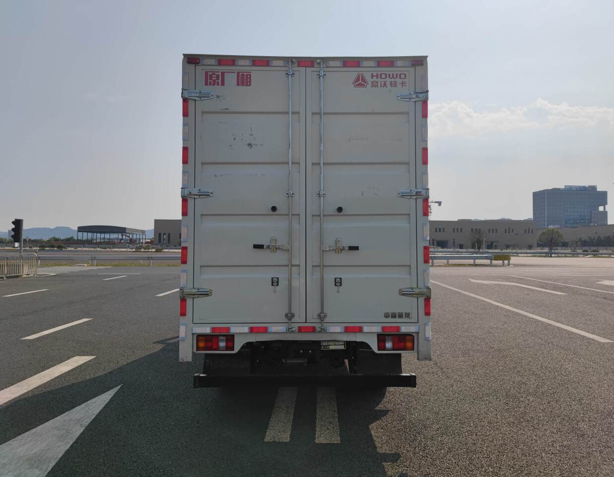 豪沃牌ZZ5047XXYH3414Z145BEVC0純電動(dòng)廂式運(yùn)輸車公告圖片