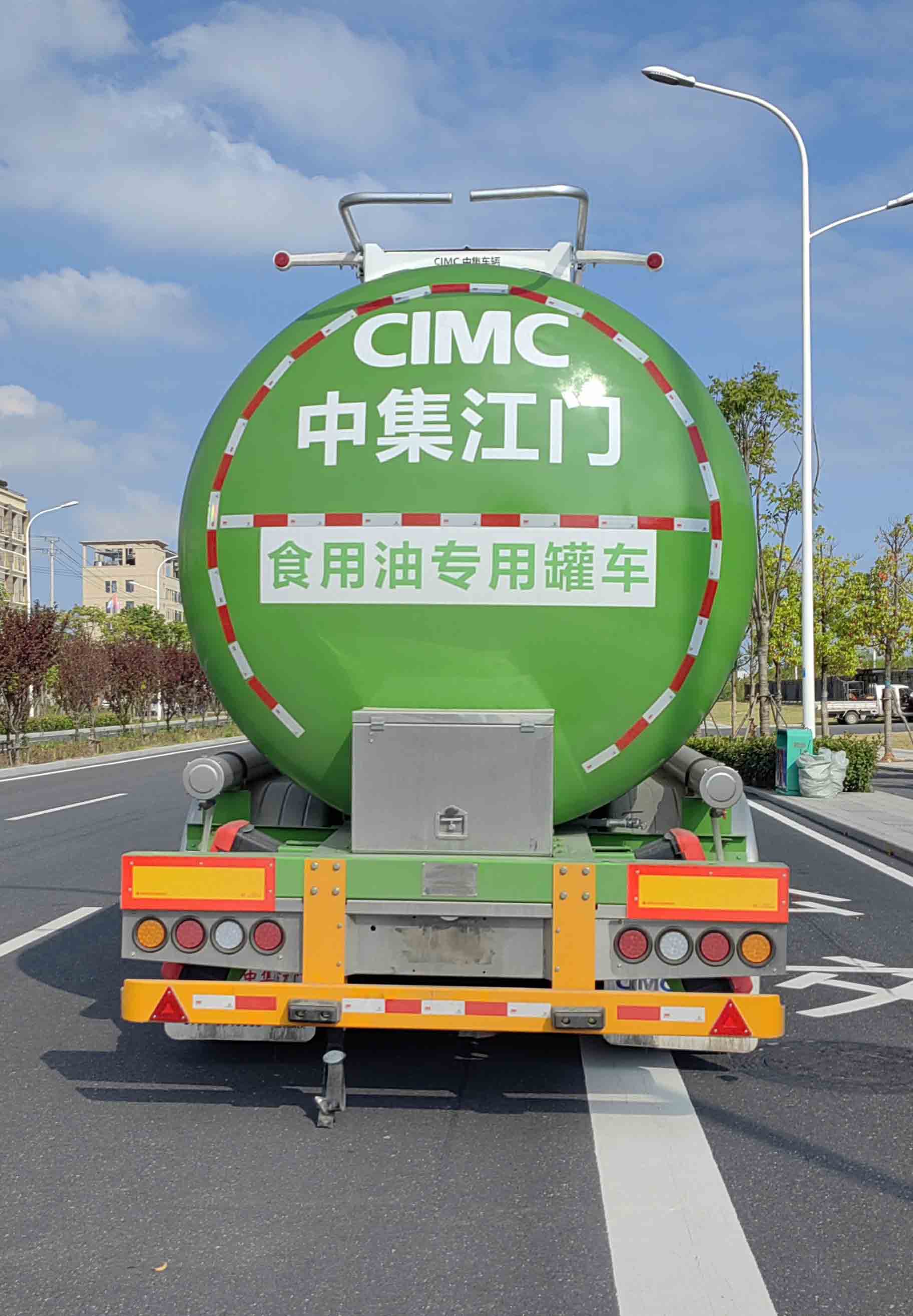 食用油运输半挂车图片