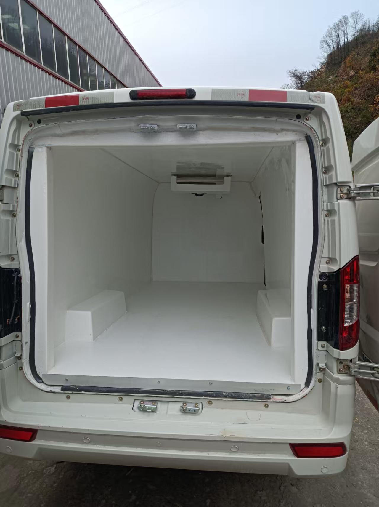 東風牌DFA5030XLCMLBEV1純電動冷藏車公告圖片