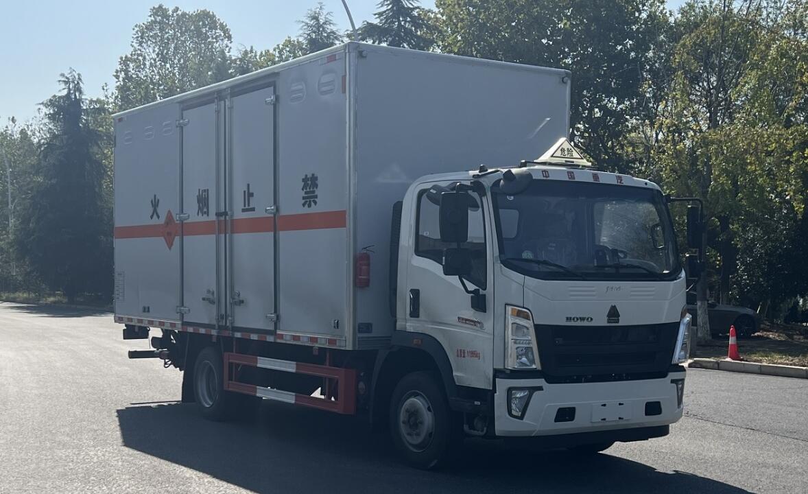 鼎宸騰興牌DCZ5127XQYZ6爆破器材運(yùn)輸車公告圖片