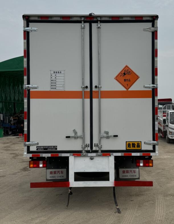 鼎宸騰興牌DCZ5127XQYZ6爆破器材運(yùn)輸車公告圖片