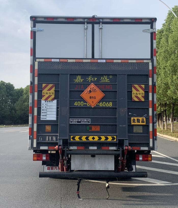 鼎宸騰興牌DCZ5127XQYZ6爆破器材運(yùn)輸車公告圖片