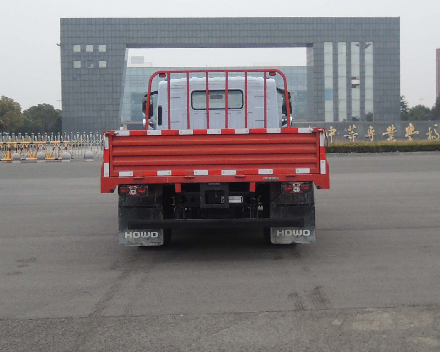 ZZ1097H3414Z191BEVD1 豪沃牌258马力单桥纯电动4.2米纯电动载货汽车图片