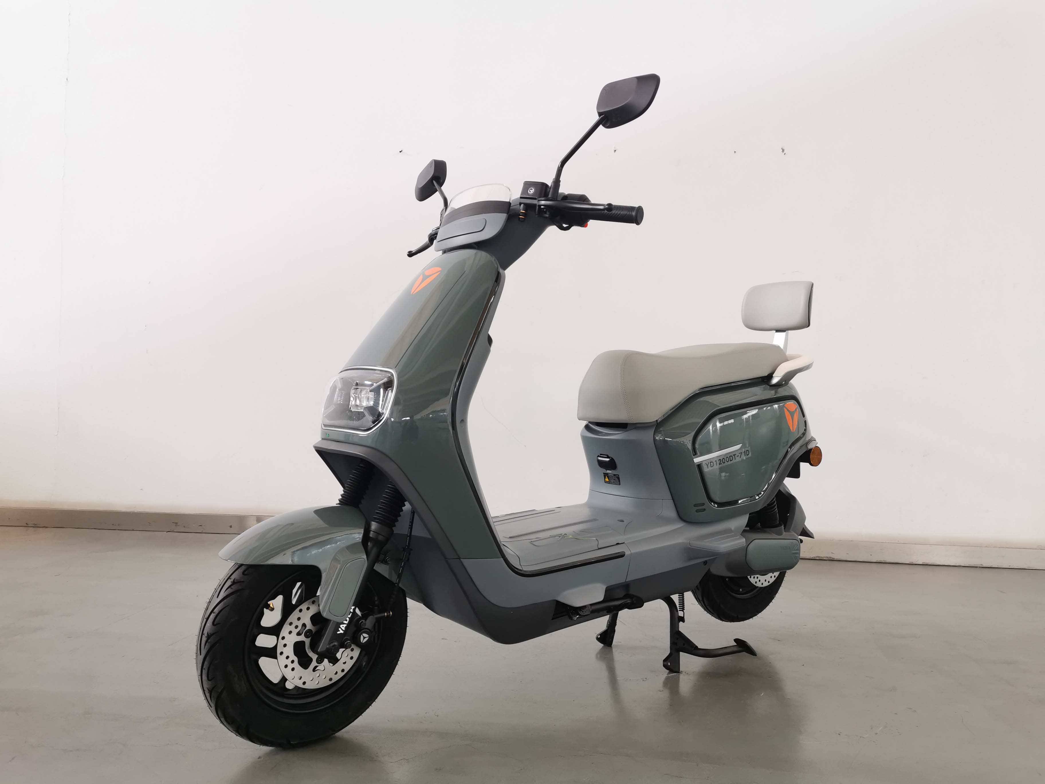 YD1200DT-71D 雅迪牌纯电动前盘式后盘式/鼓式电动两轮摩托车图片