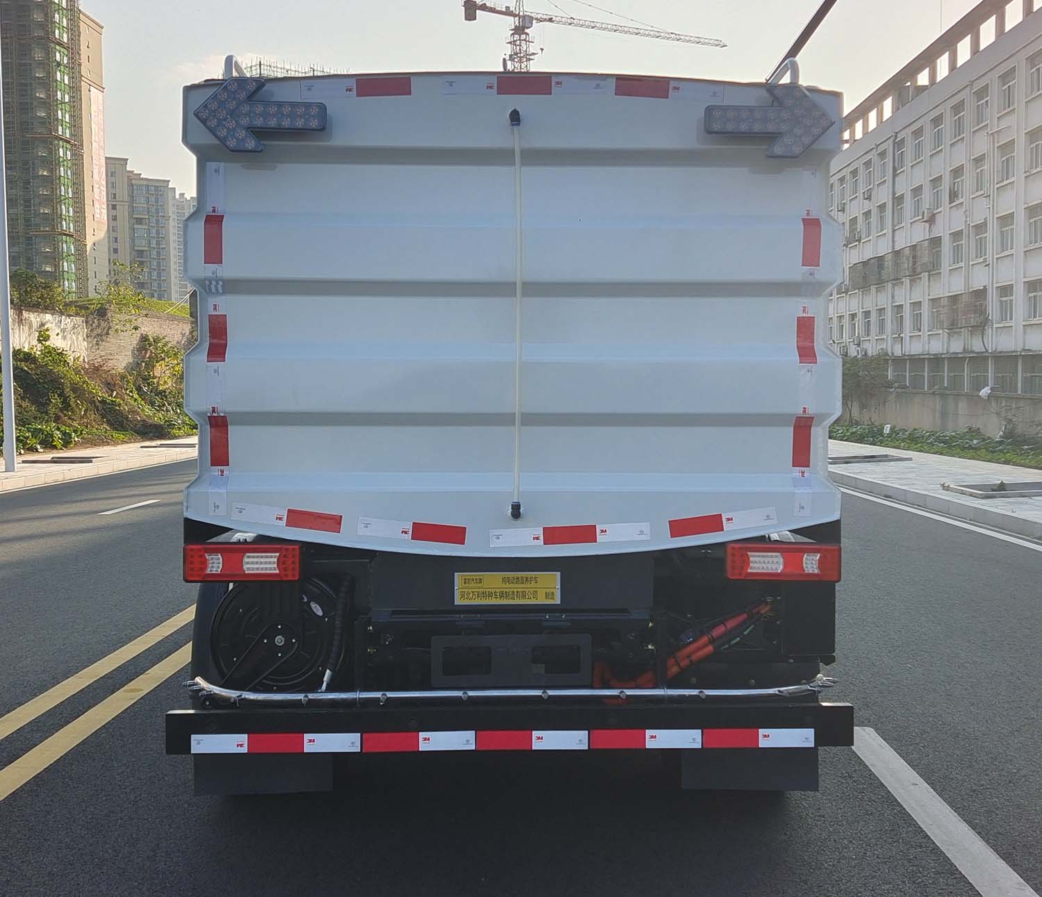 富岩汽车牌HWL5043TYHBEV纯电动路面养护车公告图片