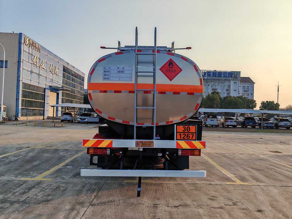 陕汽牌SHN5321GRYMB6222易燃液体罐式运输车公告图片