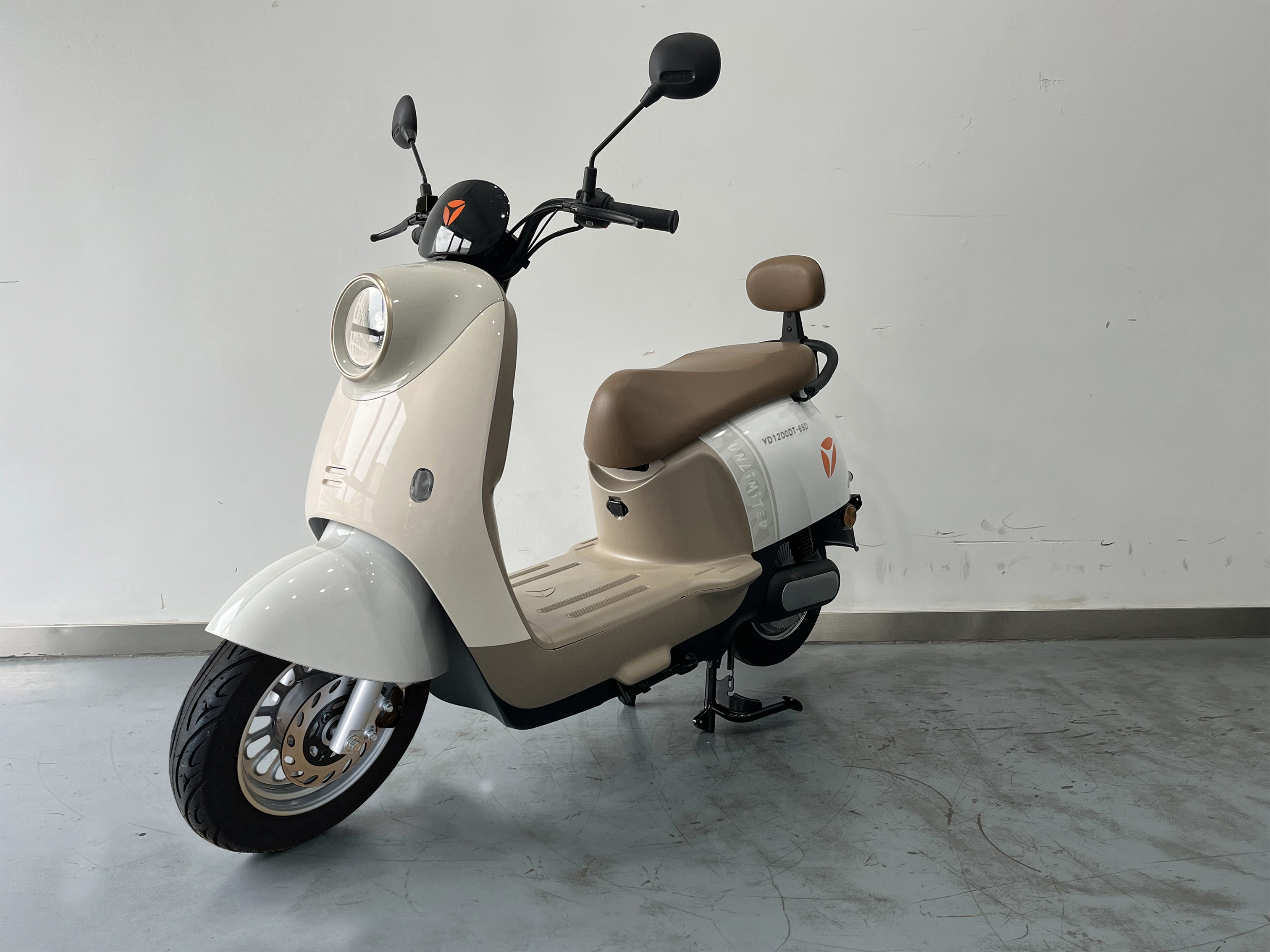 YD1200DT-65D 雅迪牌纯电动前盘式/鼓式后鼓式电动两轮摩托车图片