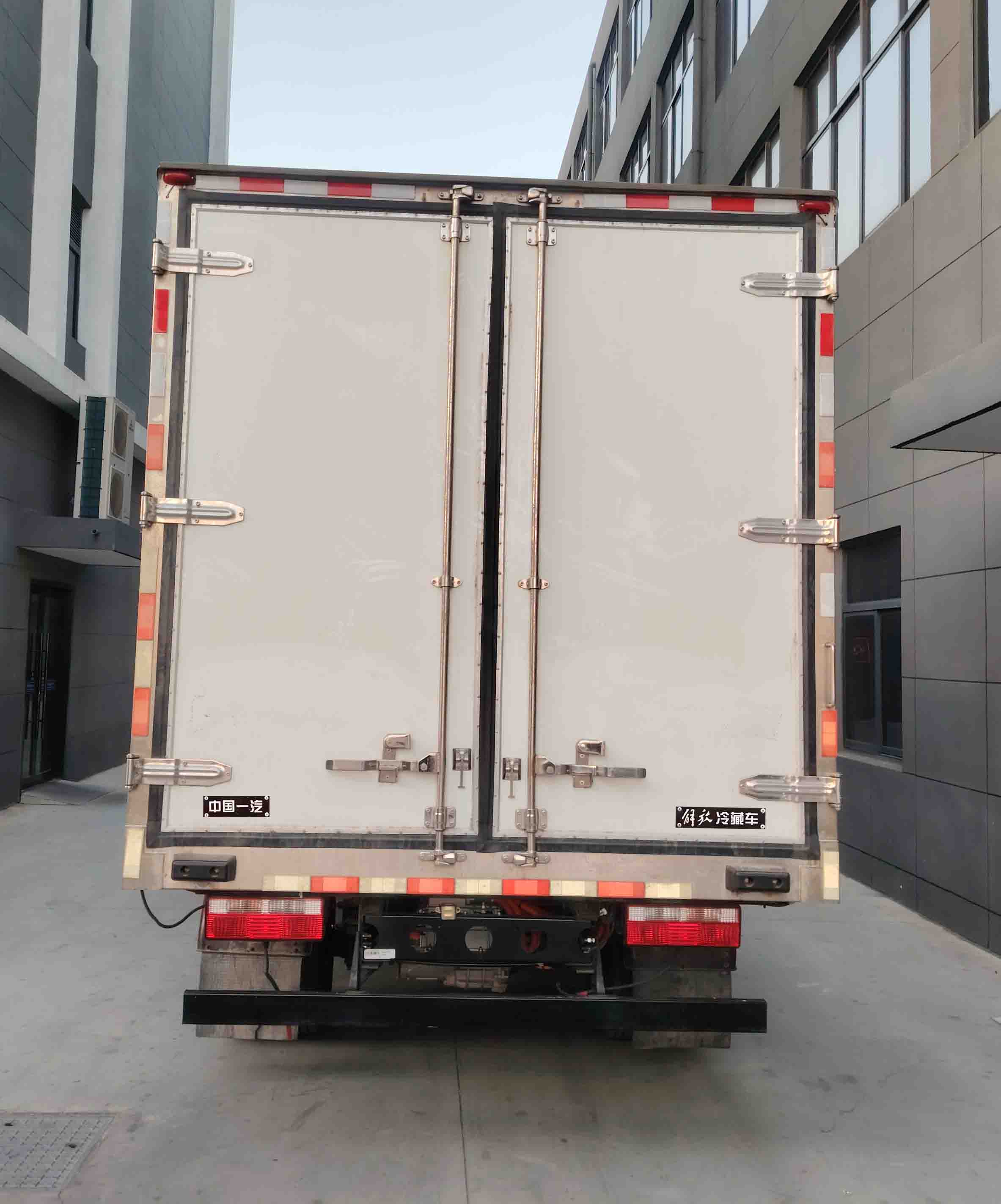 解放牌CA5047XLCP40L3BEVA85純電動(dòng)冷藏車公告圖片