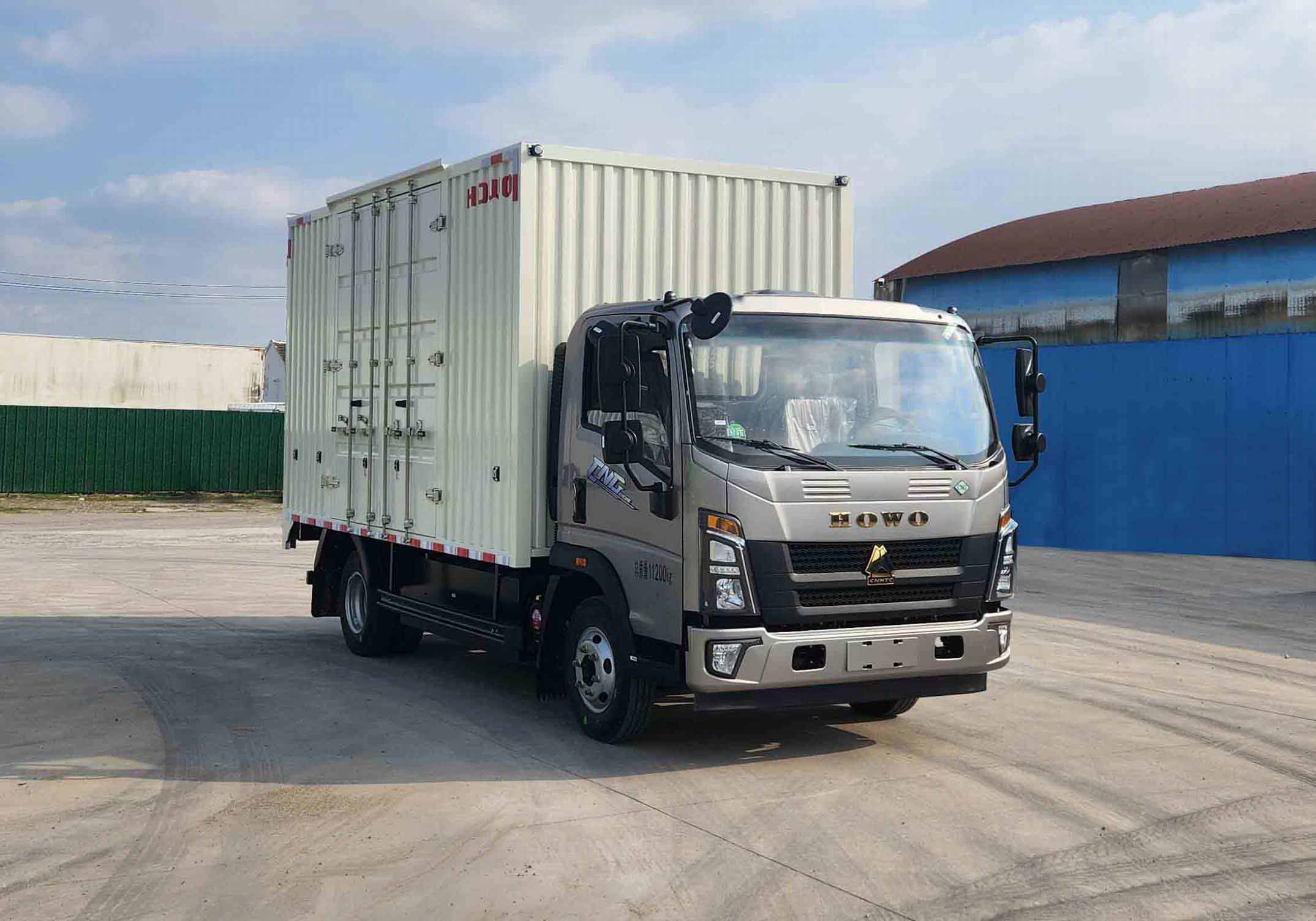 豪沃牌ZZ5117XXYF3515F112CL厢式运输车