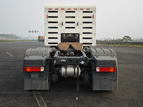 BJ4251N6DAM-02 欧曼牌630马力后双桥,后八轮NG国六半挂牵引车图片