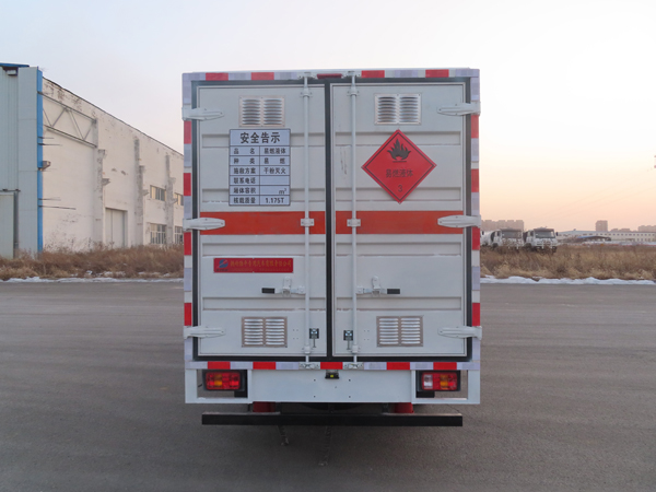 陸平機(jī)器牌LPC5030XRYZ6甲醇易燃液體廂式運(yùn)輸車公告圖片