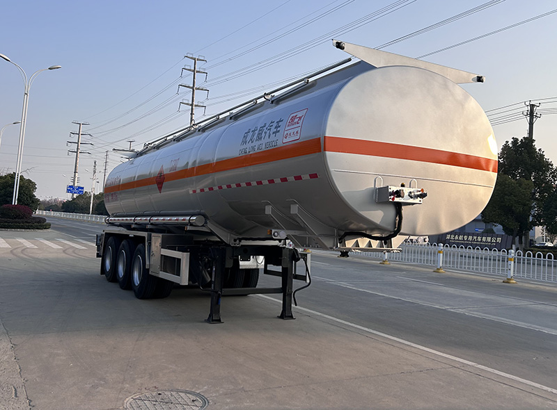 楚飞牌11米32吨3轴运油半挂车(CLQ9405GYYC)