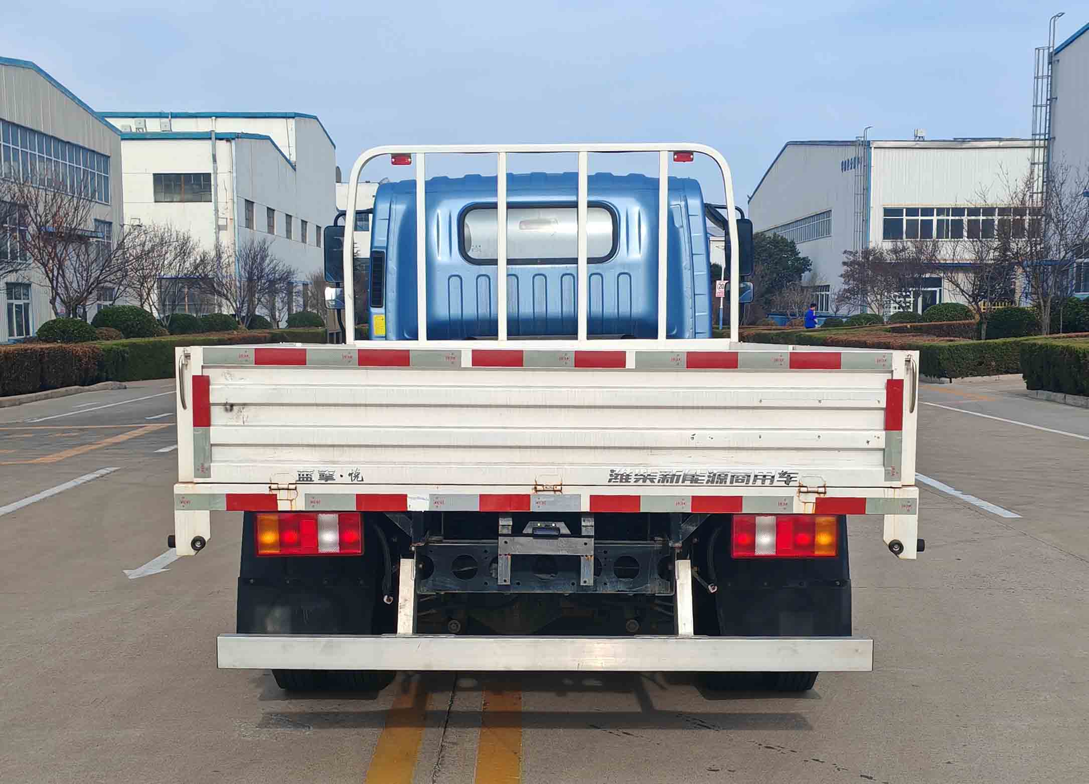 YTQ1042MFEV341-LQ 蓝擎牌224马力单桥纯电动4.2米纯电动载货汽车图片