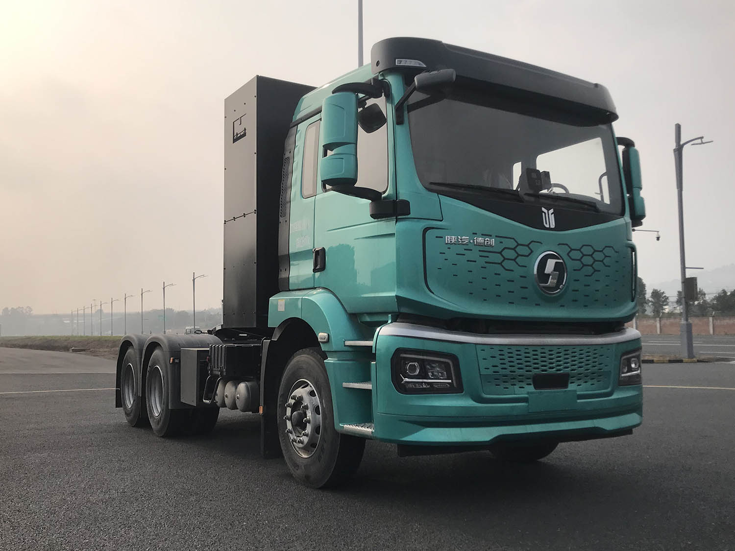 陕汽牌 748马力 纯电动牵引汽车(SX4257MF4XBEVF6L)