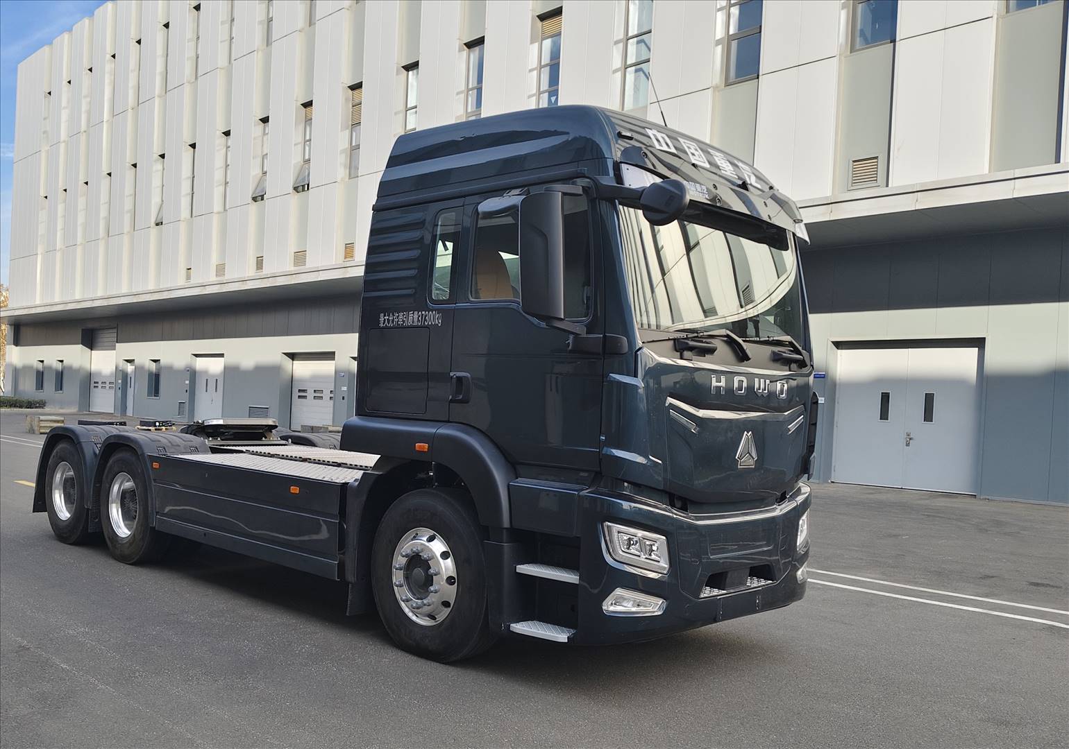 豪沃牌 374马力 纯电动牵引汽车(ZZ4257Y404GZ1BEV50G)
