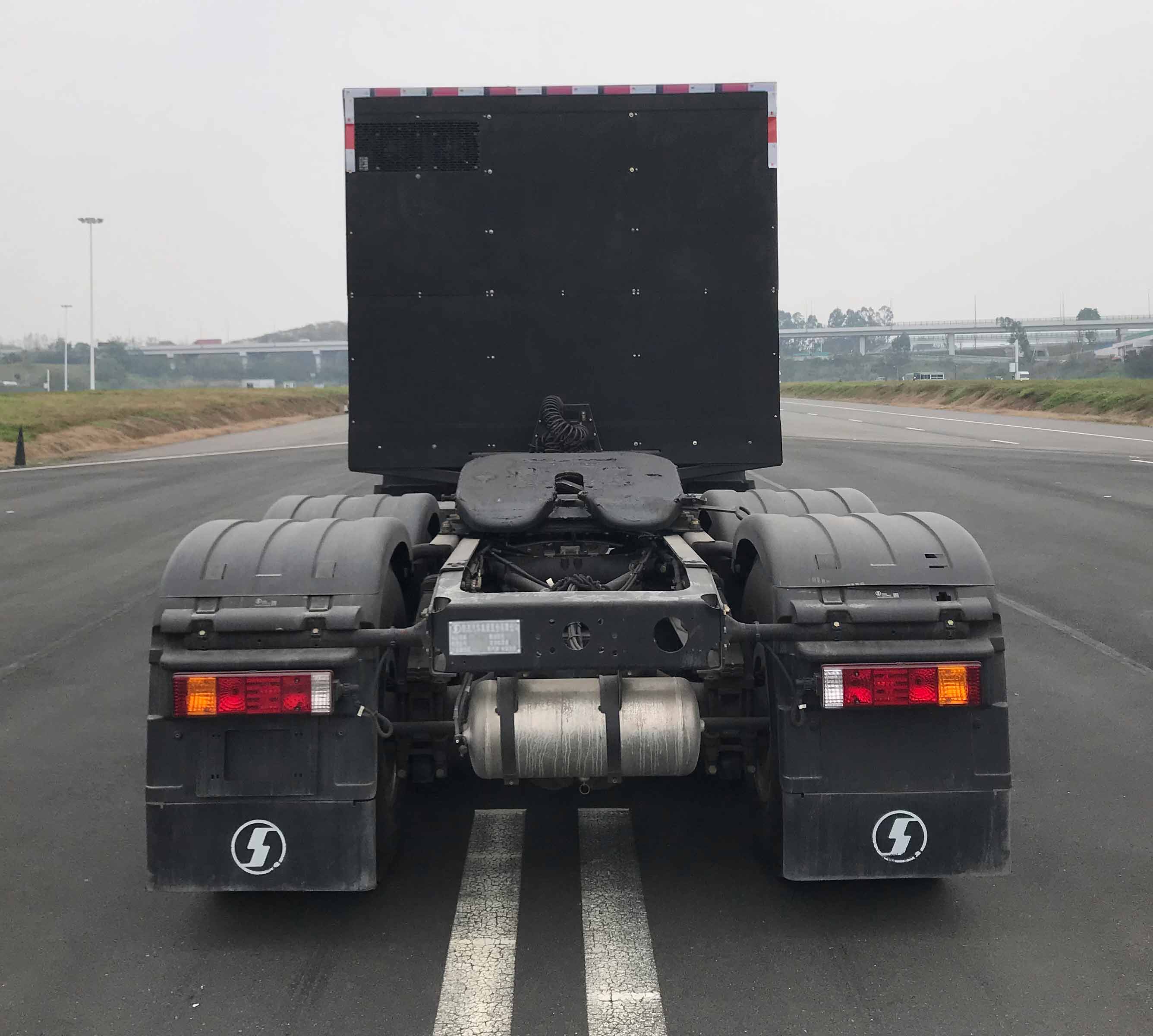SX42575F4XBEVF1L 陕汽牌748马力后双桥,后八轮纯电动纯电动牵引汽车图片