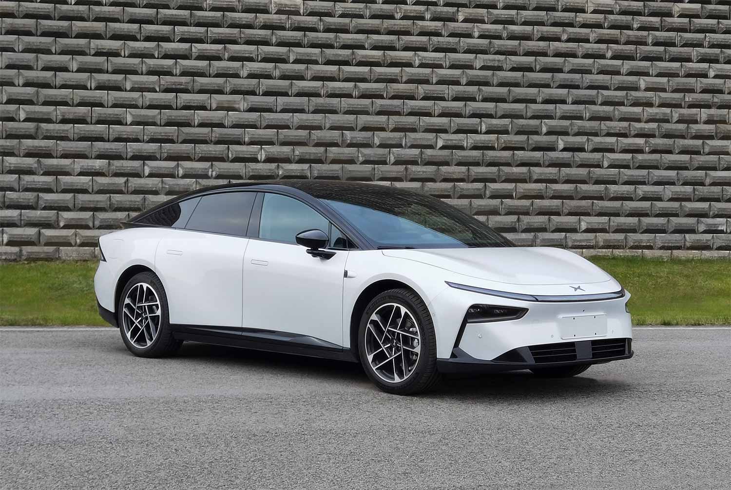 小鹏牌NHQ7000BEVKC型纯电动轿车