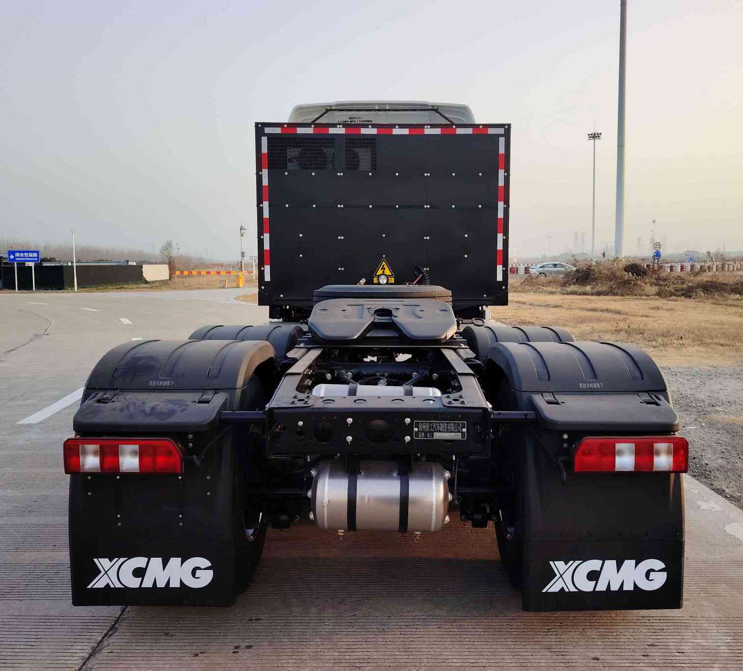 XGA4255BEVWC2 徐工牌612马力后双桥,后八轮纯电动纯电动半挂牵引车图片