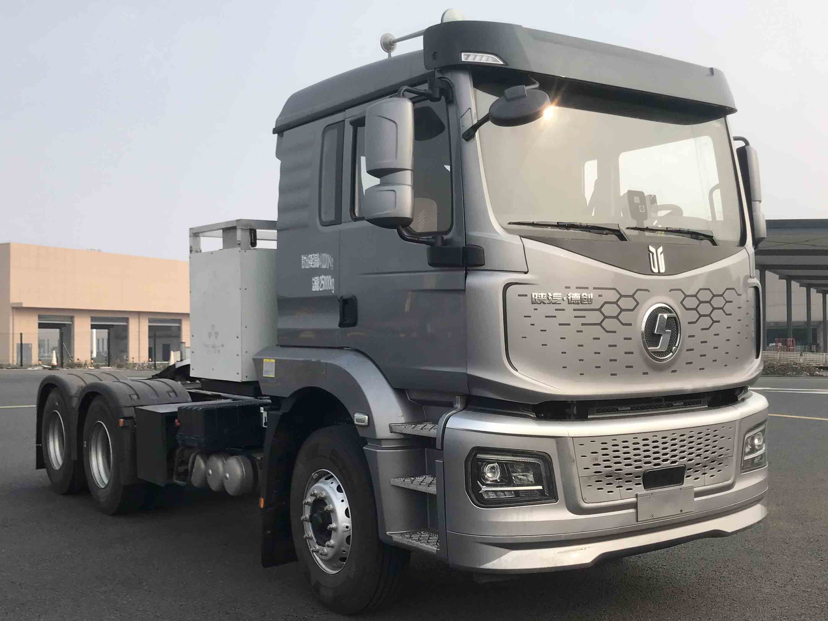 陕汽牌 558马力 换电式纯电动牵引汽车(SX4257MF4XSEVF11)
