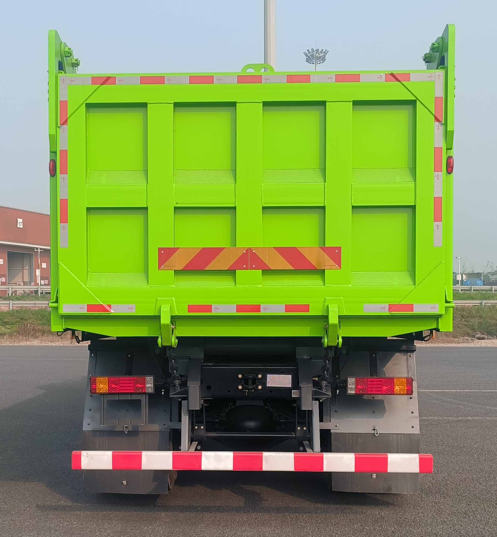 SX3257XF524SEV1 陕汽牌585马力后双桥,后八轮纯电动6.2米换电式纯电动自卸汽车图片