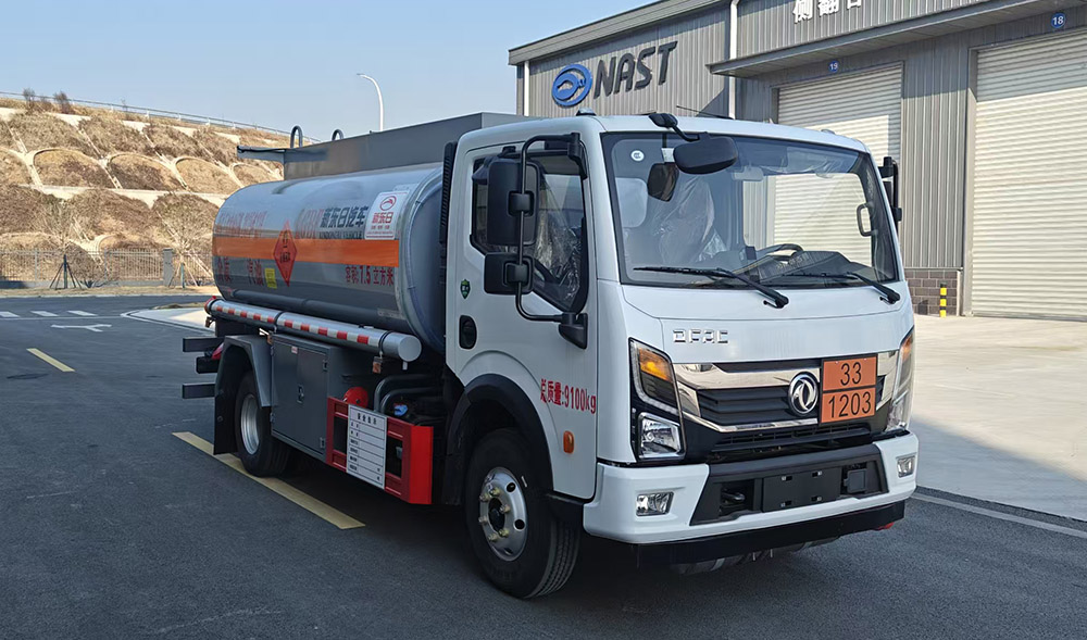 新东日牌YZR5095GJYE6Q加油车