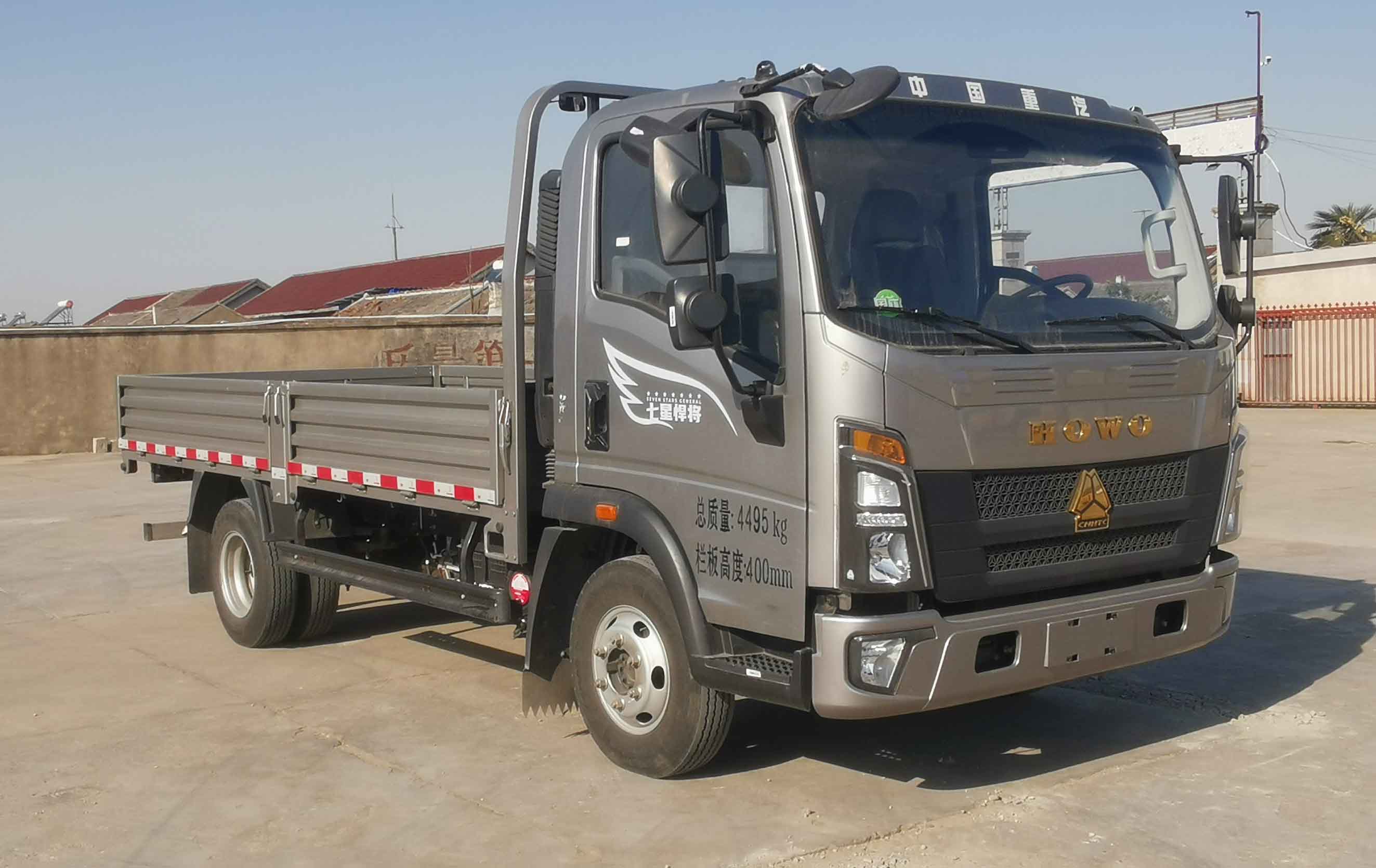 豪沃牌 200马力 载货汽车(ZZ1047H3215F145)