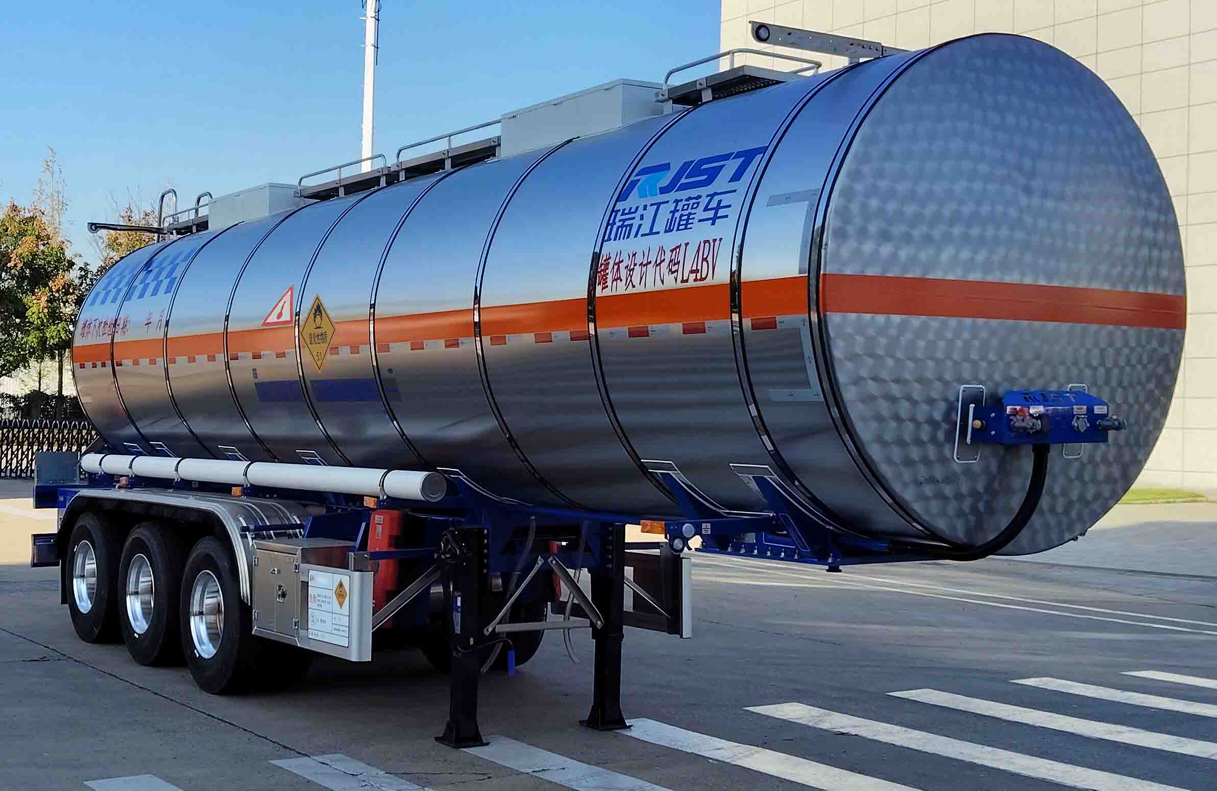 瑞江牌WL9401GYW氧化性物品罐式运输半挂车图片