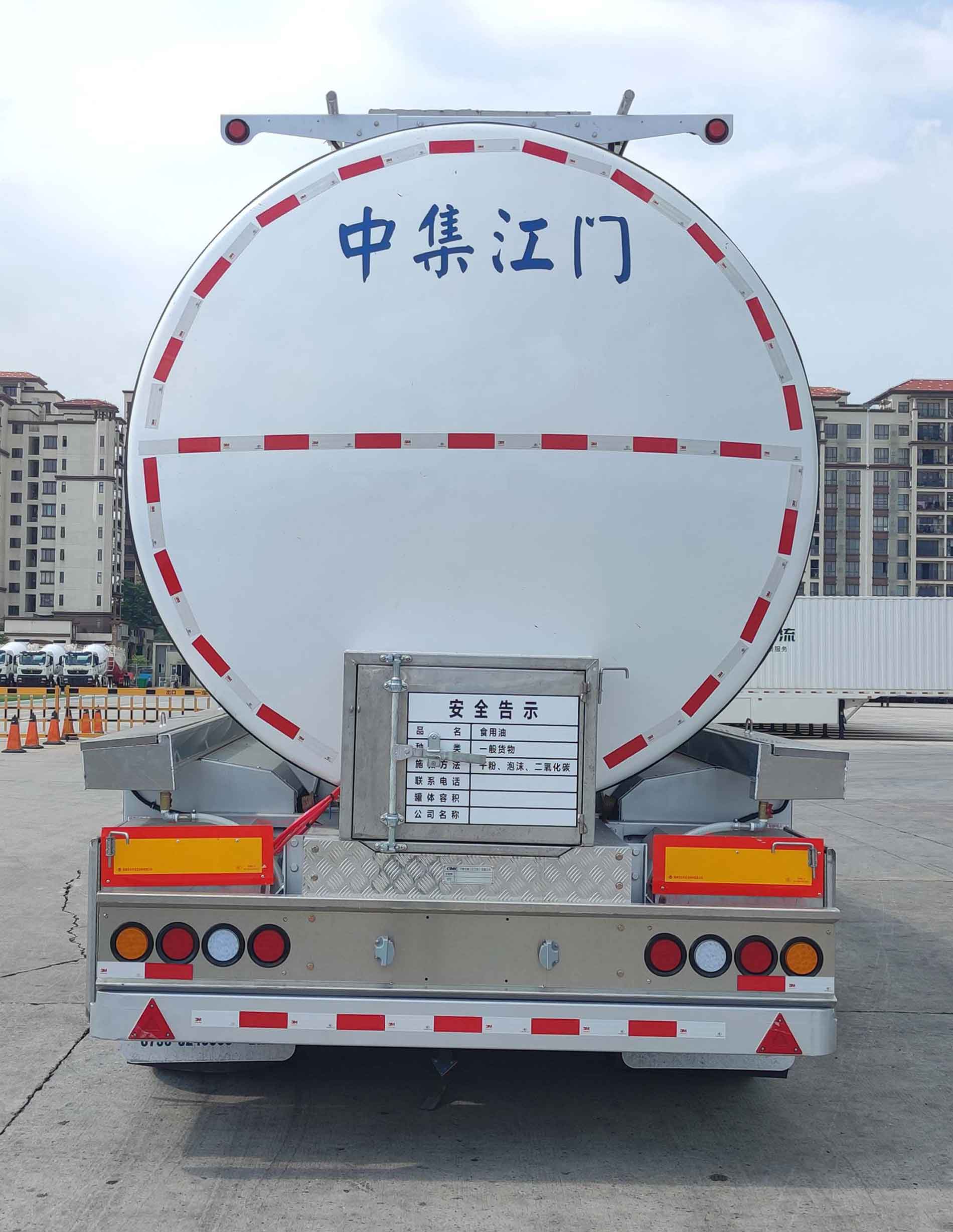 食用油运输半挂车图片