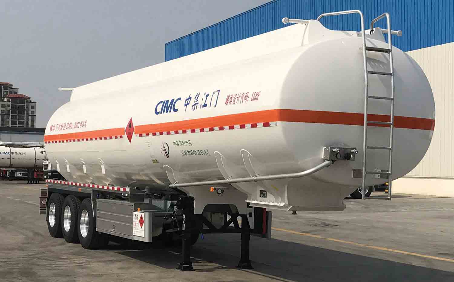 中集牌12.2米33.6吨3轴铝合金运油半挂车(ZJV9401GYYJMA)