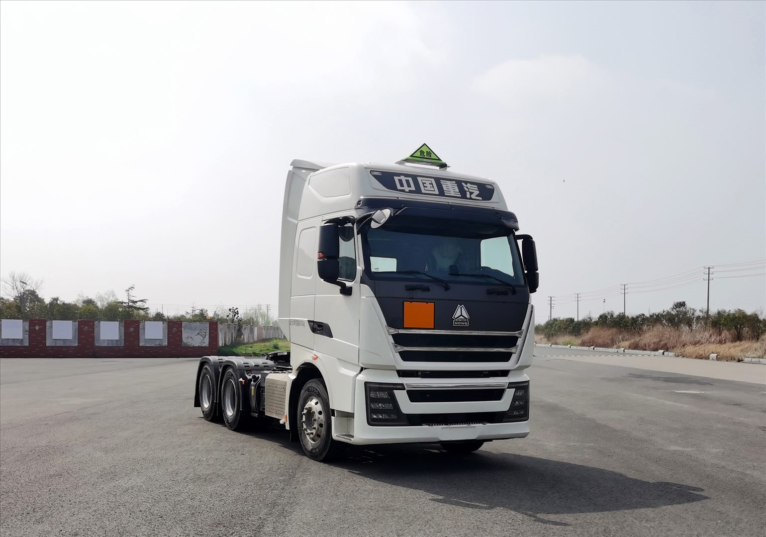 豪沃牌ZZ4257V324HF1W危险品牵引车公告图片