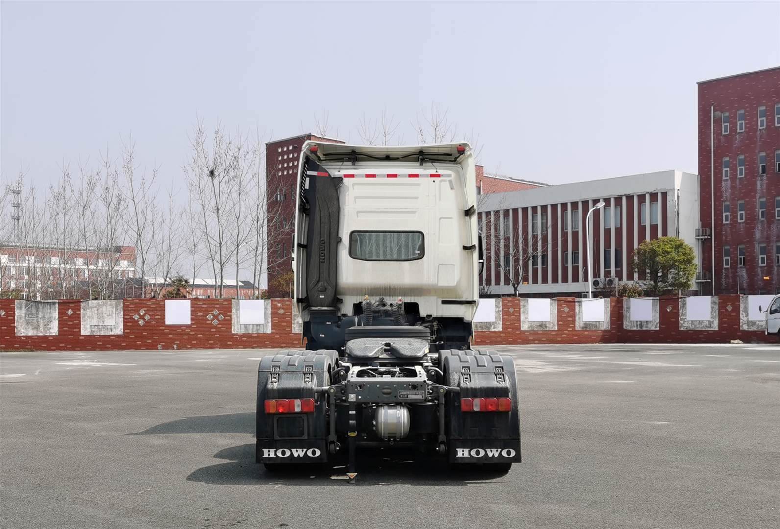 豪沃牌ZZ4257V324HF1W危险品牵引车公告图片