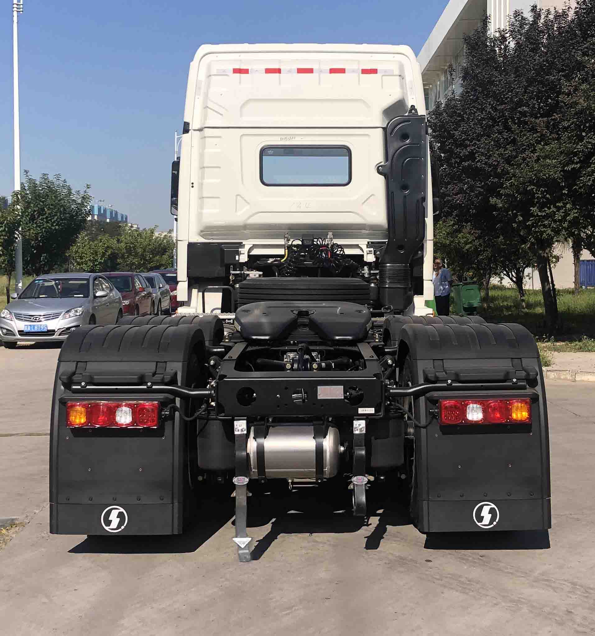 陕汽牌SX4259XD4WQ1危险品牵引汽车公告图片