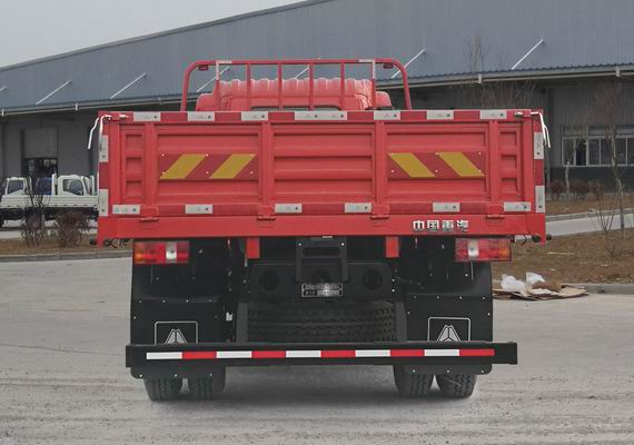 ZZ1167K521DF1B 豪沃牌220马力单桥柴油6.8米国六载货汽车图片