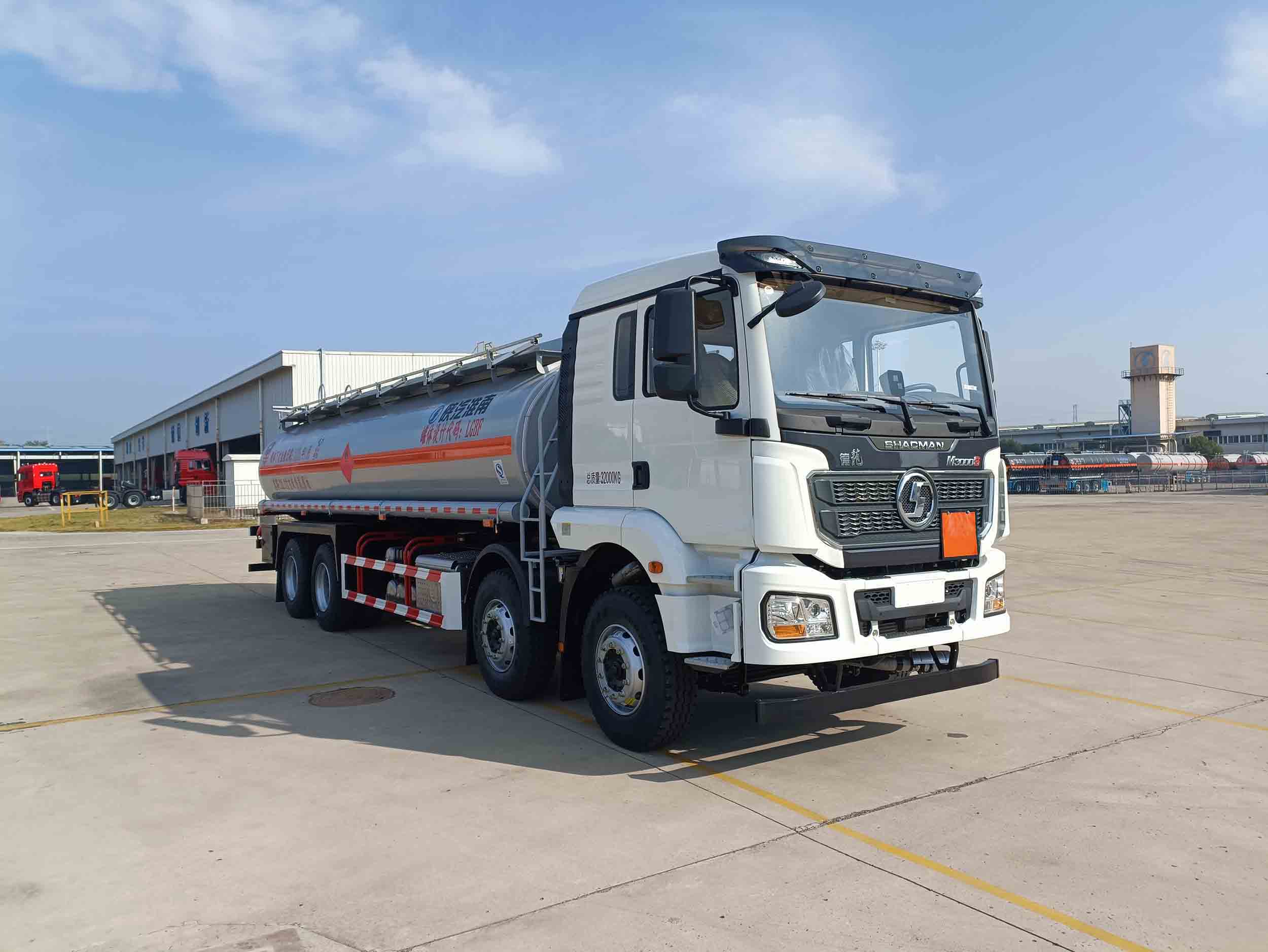 陕汽牌SHN5321GRYMB6223易燃液体罐式运输车