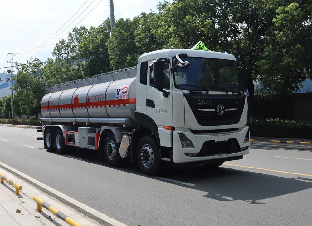 中汽力威牌HLW5321GRYD6易燃液體罐式運輸車公告圖片