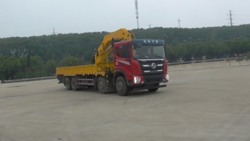 随车起重运输车